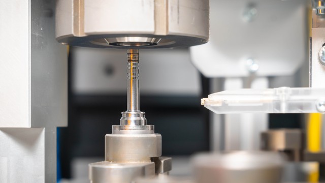 Unsere Schweißtechnologie bietet praxiserprobte Lösungen für das Schweißen einer Vielzahl von Materialien, darunter schwer zu schweißende Materialien wie Zellverbinder, Leiterplatten und flexible Folien. Mit geringem Verzug, hoher Prozessgeschwindigkeit und Online-Prozessüberwachung für die Qualitätskontrolle sind unsere Lösungen ideal für jede Schweißanwendung.