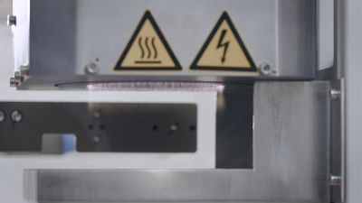 Fortschrittliche Zellreinigungslösungen zur Oberflächenvorbereitung für Klebe- und Laserschweißprozesse, einschließlich Verunreinigungsentfernung, Oberflächenstrukturierung und anpassbarer Reinigungsparameter wie Druckluft, Plasma-Behandlung und Laserreinigung. Maßgeschneiderte Absaugvorrichtungen für optimierte Effizienz.