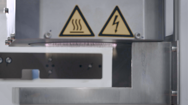 Fortschrittliche Zellreinigungslösungen zur Oberflächenvorbereitung für Klebe- und Laserschweißprozesse, einschließlich Verunreinigungsentfernung, Oberflächenstrukturierung und anpassbarer Reinigungsparameter wie Druckluft, Plasma-Behandlung und Laserreinigung. Maßgeschneiderte Absaugvorrichtungen für optimierte Effizienz.