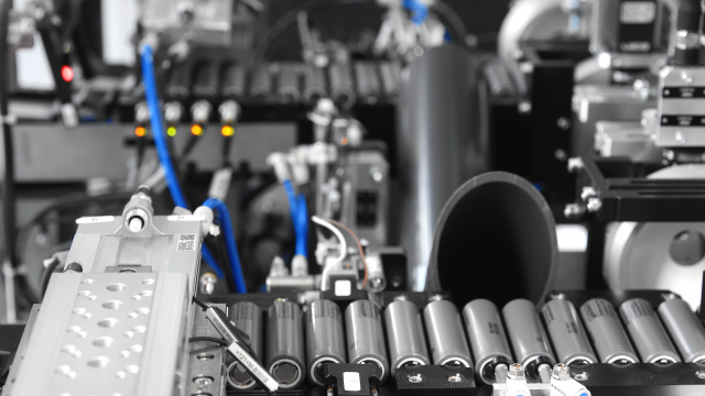 Schnelle, skalierbare Handhabungssysteme für die Verarbeitung verschiedener Zellverpackungen (Blister, Kartons) und Zelltypen (zylindrisch, prismatisch, Pouch) mit anpassbaren, roboterbasierten Lösungen, nahtlosem Zelltypwechsel und Expertise in Robotik, Bildverarbeitung, Fügen und Testen für optimierte Produktivität.