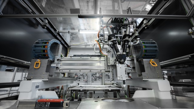 Wir ermöglichen das präzise Dispensen von TIM-, Dicht- und Vergussmaterialien mit einer Genauigkeit von bis zu 0,1 mg, einer dynamischen Wiederholbarkeit der Positionierung von +/-0,3 mm und einer linear angetriebenen Achse von bis zu 1,5 m/s. Unsere Lösungen umfassen Höhenmessungen und Nachkontrollen zur Qualitätssicherung sowie unterbrechungsfreien Materialwechsel und SPC-Schubladenlösungen zur Minimierung von Maschinenstillstandszeiten. Unsere Systeme sind flexibel und ermöglichen die vollständige oder teilweise Integration von Anlagen verschiedener Hersteller in ein Steuerungssystem.