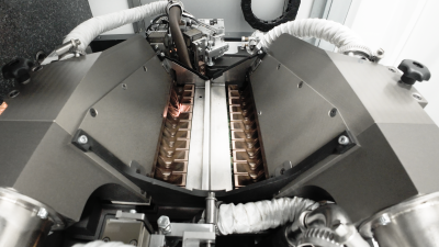 Intelligentes optisches Laserschweißen für Batterieanschlüsse mit KI-basierter Inspektion – Präzision, Effizienz und Sicherheit in der Hochvolumenproduktion.