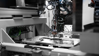 Unsere Schweißtechnik bietet robuste, seriengeprüfte Lösungen für das Schweißen einer Vielzahl von Werkstoffen, einschließlich schwer schweißbarer Materialien. Mit geringer Verzugs- und Spritzerbildung sowie hohen Prozessgeschwindigkeiten ist unsere Technologie ideal für das Schweißen von Zellverbindern, Leiterplatten und flexiblen Folien. Sie umfasst eine Online-Prozessüberwachung zur Qualitätskontrolle und bietet hohe Flexibilität durch verschiedene Inverter und Schweißköpfe/-zangen, die sich optimal an jede Schweißanwendung anpassen lassen.