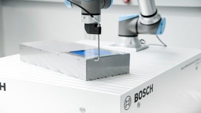 Wir bieten Lösungen zur Detektion von sehr kleinen Leckagen entlang der Schweißnaht bei hoher Verarbeitungsgeschwindigkeit und zykluszeitoptimiertem Be- und Entladen der Batterie. Mit Prozessgeschwindigkeiten von 15 cm/s können wir kleinste Leckagen in einer 10.000 Liter Prüfkammer mit einer Rate von 1E-5 mbar*l/s detektieren. Unsere Technologie gewährleistet gute Zugänglichkeit und Schutz vor Deformation. Zur Prozessoptimierung bieten wir Simulationen der Roboterbewegungen sowie spezifische Testverfahren im Labor an.