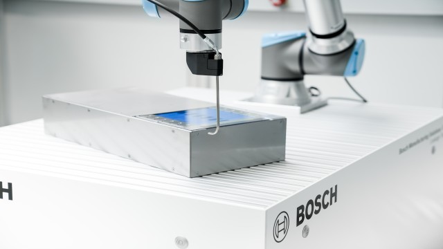 Wir bieten Lösungen zur Detektion von sehr kleinen Leckagen entlang der Schweißnaht bei hoher Verarbeitungsgeschwindigkeit und zykluszeitoptimiertem Be- und Entladen der Batterie. Mit Prozessgeschwindigkeiten von 15 cm/s können wir kleinste Leckagen in einer 10.000 Liter Prüfkammer mit einer Rate von 1E-5 mbar*l/s detektieren. Unsere Technologie gewährleistet gute Zugänglichkeit und Schutz vor Deformation. Zur Prozessoptimierung bieten wir Simulationen der Roboterbewegungen sowie spezifische Testverfahren im Labor an.