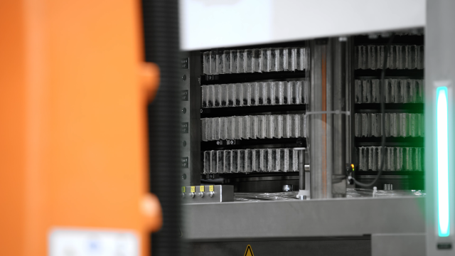 Unser Verfahren im Bereich Schränken ist sehr robust und ermöglicht eine 360°-Drehung, so dass wir nahezu jede Art von Produkt schränken können. Erfahren Sie mehr.