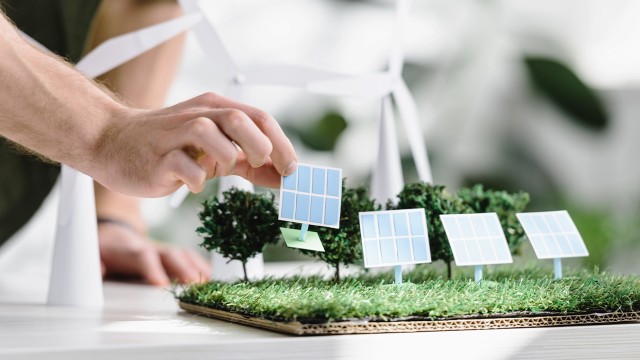 Unsere Laser-Schweißlösungen eignen sich perfekt für Zellverbinder, flexible Leiter und andere Komponenten, einschließlich Aluminium- und Kunststoffgehäusen. Unsere innovative Prozesssteuerung ermöglicht höchste Schweißgeschwindigkeiten und Qualität. Wir verarbeiten Materialien von Aluminium und Kupfer bis hin zu Kunststoffen in allen Dicken von 20 µm bis mehreren Millimetern und verwenden alle Arten von Laserquellen und Verarbeitungsoptiken.