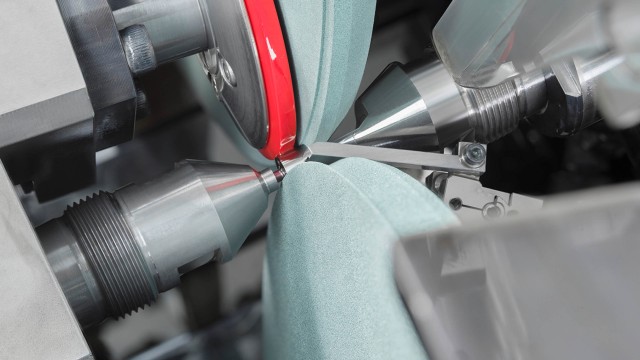 We offer customized grinding solutions (new machine or retrofit) based on our many years of expertise. This includes solutions for the reliable production of tolerances in the sub-micrometer range for internal cylindrical grinding as well as solutions for force-neutral external cylindrical grinding. 