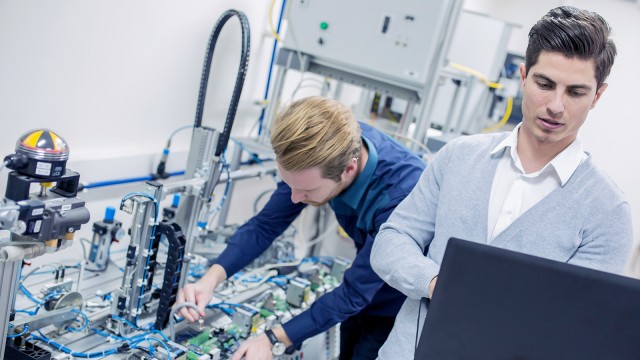 Die Wartung von Anlagen verschiedenster Hersteller sowie die Kalibrierung von Prüfständen und Komponenten in der Betriebsphase bilden die Basis für eine reibungslose Produktion. Regelmäßige Anlageninspektionen vor Ort sowie die Definition präventiver Instandhaltungsmaßnahmen vermeiden verschleißbedingte bzw. ungeplante Stillstände. Die Erstellung von Wartungsplänen sowie die Durchführung von Instandhaltungsaktivitäten wird durch die lokale Organisation des weltweiten Services Netzwerks übernommen. Individuelle Wartungsverträge sind auf Anfrage verfügbar.