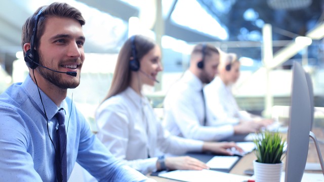 Die Services Hotline dient der Kontaktaufnahme bei Störungen an der Anlage. Durch die weltweit 24/7 erreichbare Services Hotline wird die zentrale Aufnahme von Störungen auf Englisch, Chinesisch, Spanisch und Deutsch gewährleistet. Nach der ersten Kontaktaufnahme erfolgt der Emergency Support durch die Services Experten: hierzu gehört im ersten Schritt die Koordination der Lösungsfindung, kurze Reaktionszeiten und Technischer Support, wobei die Umsetzung entsprechender Maßnahmen fallspezifisch sowohl vor Ort als auch per Remote Zugriff erfolgen kann. Individuelle Emergency Support Pakete bzgl. Erreichbarkeit und Reaktionszeiten sind auf Anfrage verfügbar.