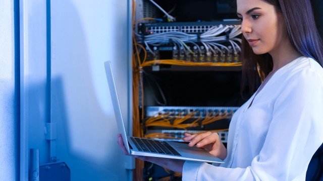 Im Rahmen des Online Supports stehen die Bosch Manufacturing Solutions Homepage sowie der Webshop u.a. als umfassende Informationsplattformen rund um Produkte, Systeme und Services zur Verfügung. Sie sind der zentrale Zugang zu Kontaktinformationen und weiterführenden Angeboten mit der Möglichkeit, Anfragen direkt zu platzieren, z.B. zu kundenspezifischen Lösungen und individuellen Produktkonfigurationen bis hin zu konkreten Ersatzteilen. Darüber hinaus können für den Fernzugriff auf Anlagen, für Datenanalysen und Ferndiagnosen sowie für die Installation von Software-Updates Remote Services genutzt werden. Dies ermöglicht die optimierte Störungsüberwachung sowie das Erstellen von Alerts (z.B. durch Performance Center) und schafft gleichzeitig die Basis für Predictive Maintenance und Emergency Support per remote.