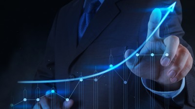 Das Performance Center ist eine modulare Lösung, die verschiedene Technologien im Bereich der Machine Connectivity & Data Collection mit Datenverarbeitung sowie Visualisierung kombiniert. Kundenspezifische Reports, Alerts in Echtzeit sowie Services zur Performancesteigerung werden ebenfalls angeboten. Das Modul Connectivity umfasst die Machine Connection, Fernzugriff und Live Data Streaming und ermöglicht die Anbindung unterschiedlicher Datenquellen. Dies erhöht die Informationsverfügbarkeit, um Analysen und Services auf einer möglichst breiten Datengrundlage durchzuführen. Die Funktion zur Live-Data-Visualisierung bietet eine strukturierte Darstellung von Echtzeitdaten der Maschine mit frei konfigurierbaren Parametern entsprechend der Anforderungen. Vorkonfigurierte Reports bieten einen umfassenden Überblick der relevanten Maschinenzustandsparameter über einen ausgewählten Zeitraum. Benutzerdefinierte Alerts und entsprechende Benachrichtigungen können bei Erreichen einer definierten Kombination verschiedener Parameter eingerichtet werden. Basierend auf den gesammelten Daten können Services Experten maßgeschneiderte Lösungen anbieten, z.B. zur Verbesserung der Maschinenleistung.