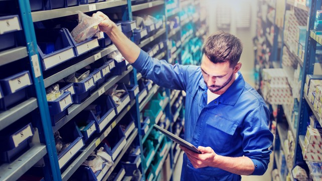 With Initial Equipment Packages, optimized and individually tailored packages with the most important tools, spare and wear parts are put together in order to ensure continuous machine availability. Based on an automated analysis process considering relevance, availability and quantity, a certain selection of parts is recommended for warehousing.